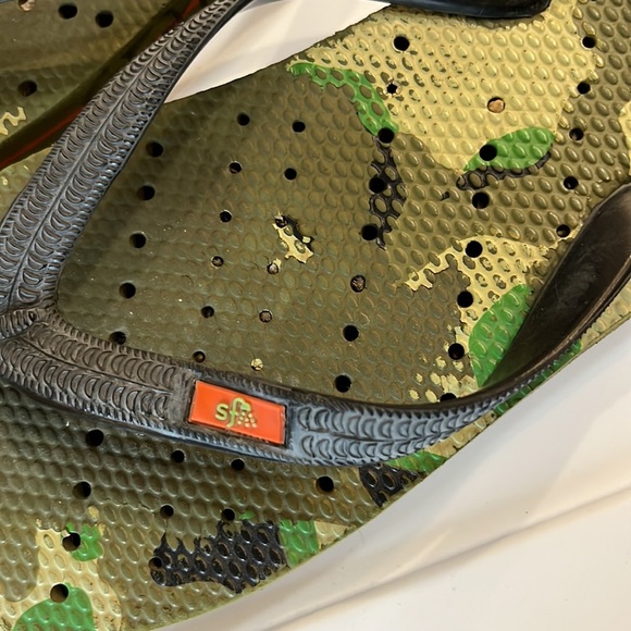 Men’s size 9 1/2 flip-flop shower shoes. Great for your feet - Picture 2 of 5